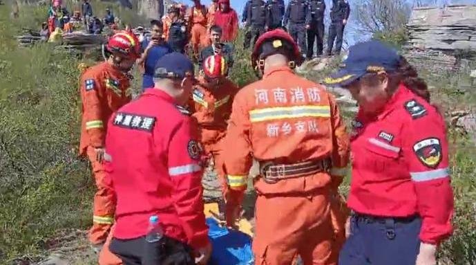 一女游客在河南新乡失足坠崖，意外是如何发生的？