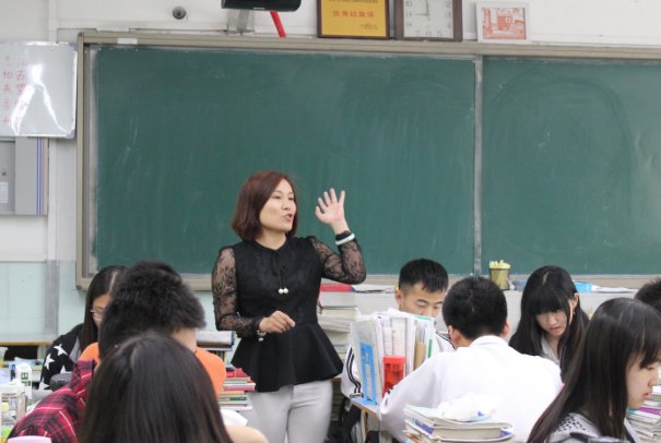 河南老师忘带监考证求助交警引发热议，该名老师遭到了网友怎样的调侃？