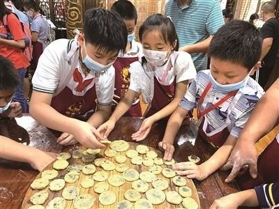 浙江衢州小学生卖自制月饼筹款助学，你赞成小学生这么做吗？