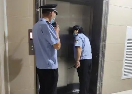 当你被困到电梯的时候，第一时间应该怎么做？