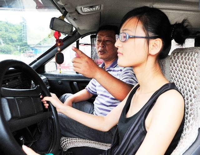 福建泉州一女子带娃学车教练成临时保姆，教练帮忙带娃是种什么样的场面？