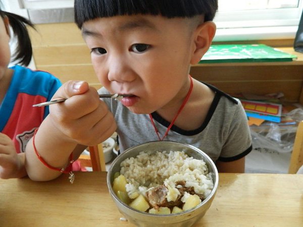 吃饭时食物掉在餐桌上，应不应该夹起来继续吃？