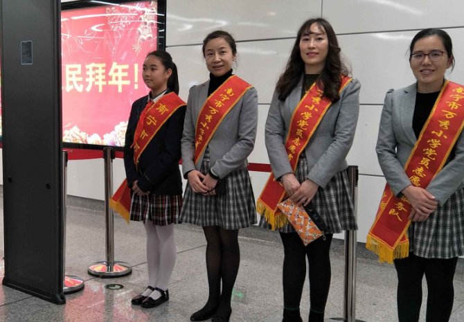 武汉地铁安检员怼问路乘客，曝光后被停职，服务业人员为何态度如此恶劣？