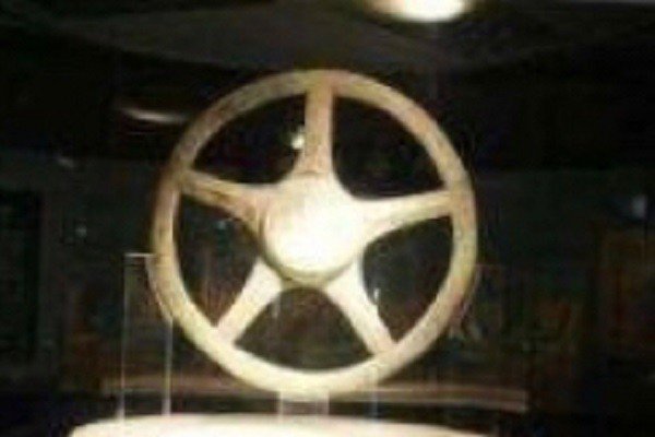 2100年前古墓发现像iphone的文物，还有哪些神奇的文物穿越事件？