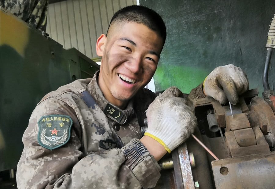 山西一老人见山竹落地以为是炸弹飞扑上去用肉身挡住，他为何会有如此举动？