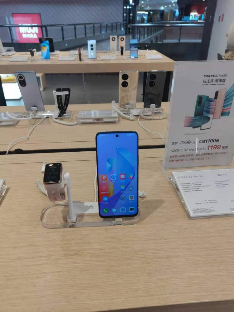 上海陆家嘴一手机店样机惊现不雅图片，这些图片是从哪来的？