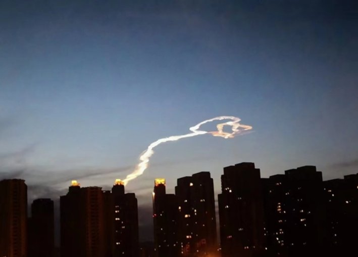 山西忻州天空巨型玫瑰云:漂浮了一个多小时,是地震的前兆吗?