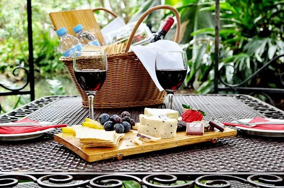 长沙男子花50元为女友准备阳台野餐，此男子是如何准备的？