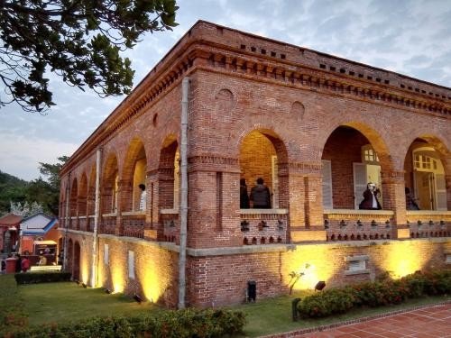 中国有几个驻美大使馆？