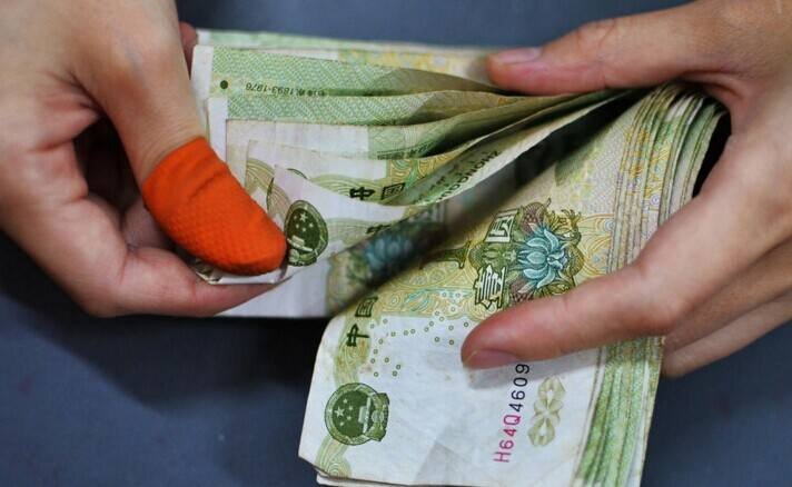 正确的数钞票的动作