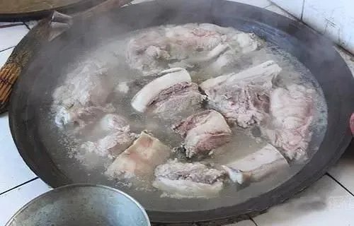 大连高校用5吨猪肉给学生做杀猪菜，此高校为何这么做？