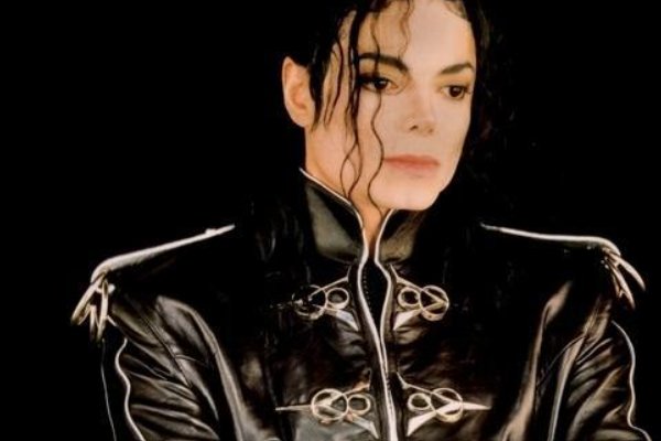 迈克尔杰克逊为什么皮肤那么白