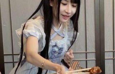 女主播穿内衣卖男装引网友质疑,对此你怎么看?