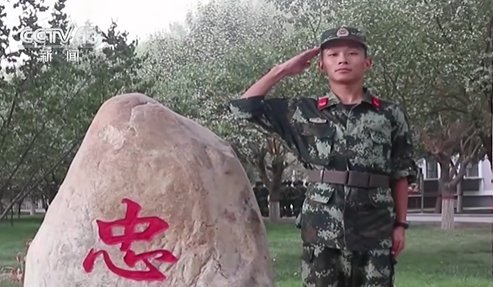 上海交大法学院的外卖小哥高帅旗，在带新生军训！他背后的家庭是怎样的？