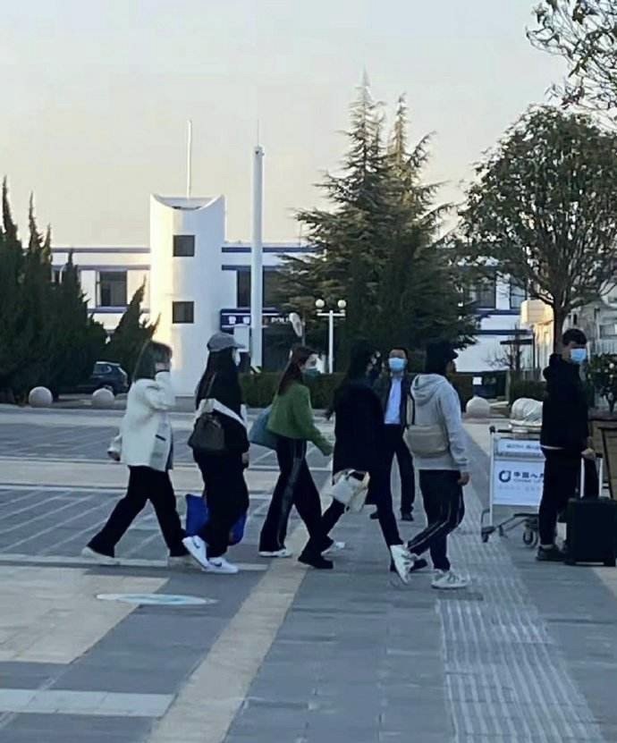 《去有风的地方》刘亦菲大理路透来了,她在片场是以怎样的造型亮相的?