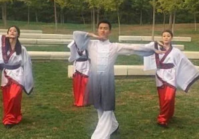 饶子龙2023生最新形体舞