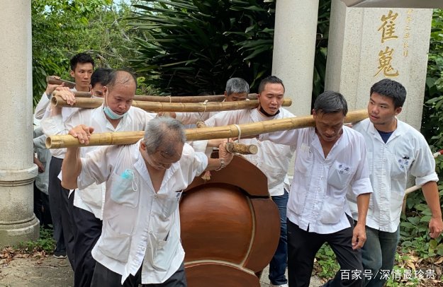 赌王去世一年才下葬，二太坐轮椅三太多人搀扶，黎婉华幼女最孤单，为什么？