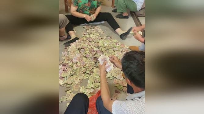 老人去世后家人整理遗物，发现一柜子零钱，老人生前有多节俭？