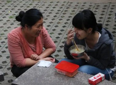 拎锅给儿子全宿舍送饭，如何看待这位妈妈的做法？有必要给孩子送饭吗？