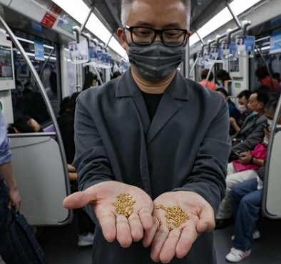 艺术家将千粒金米扔黄浦江引发争议，当事人对此事作何回应？