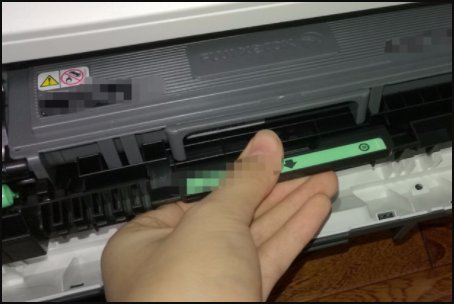 如何更换惠普1007打印机的硒鼓？