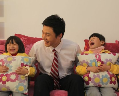 《军情解码》主持人个人背景是什么?