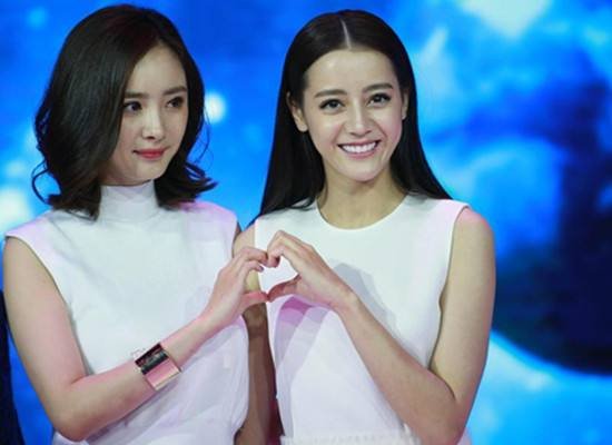 迪丽热巴被骂白眼狼，她是踩在杨幂的肩上而走红的吗？