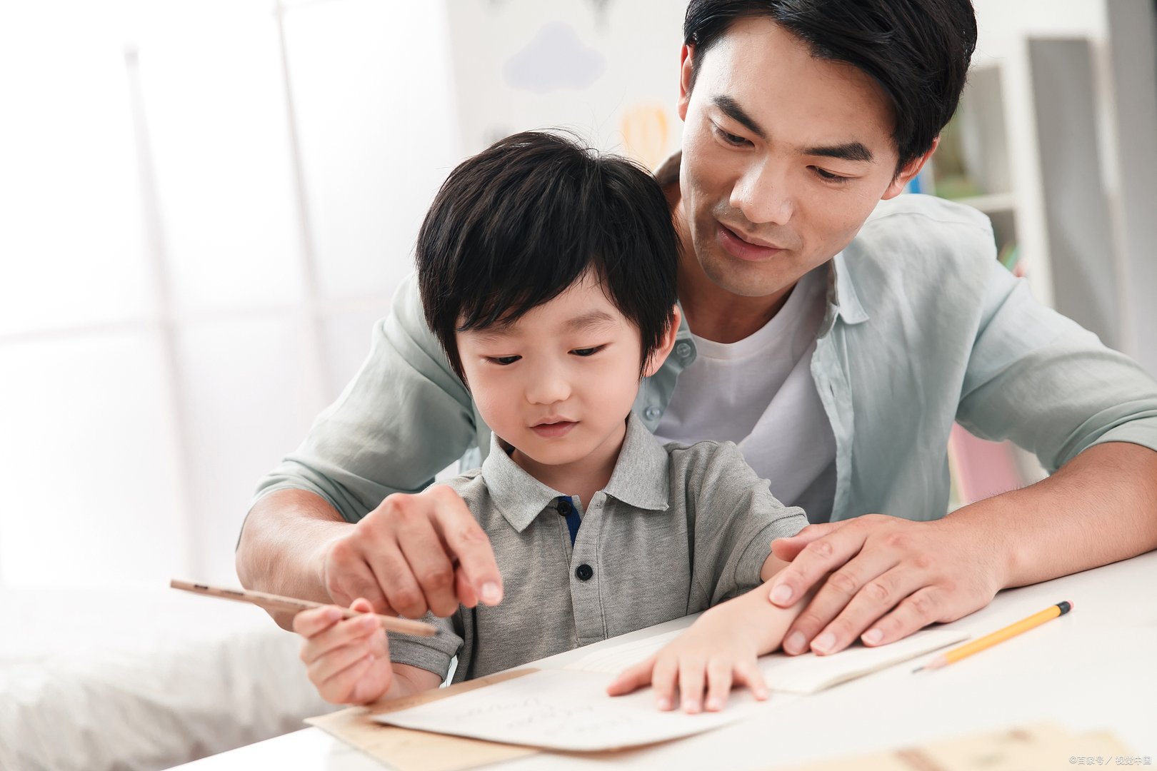 给孩子指出作业里的错误，孩子就顶嘴，对于顶嘴的孩子家长应该怎么办？