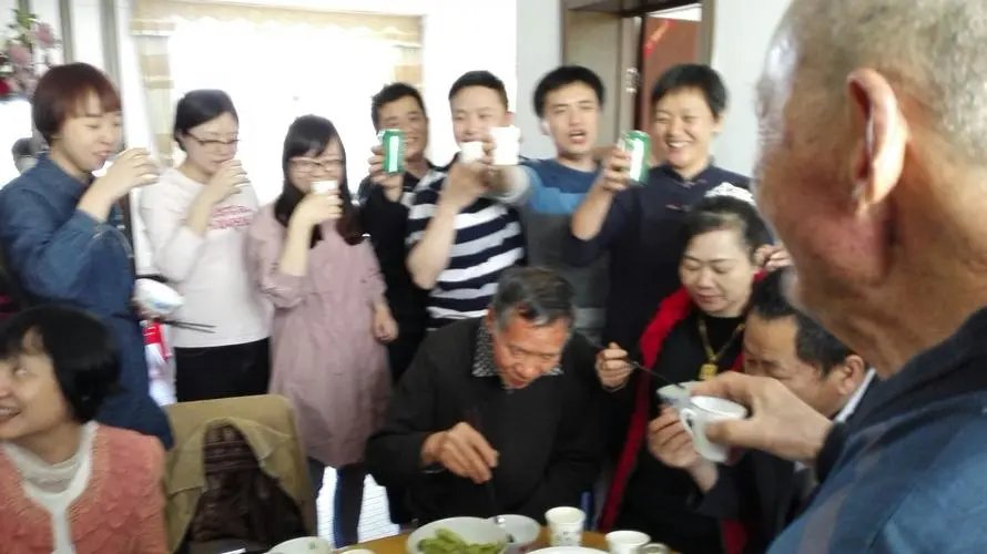 “爷爷 我干咯！”1岁半女宝宝饭桌上向爷爷敬酒，爷孙俩的相处有多温馨？