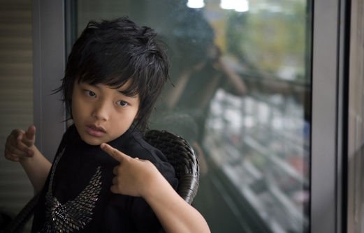 一枝梅中演李俊基小时候的那个小男孩叫什么?