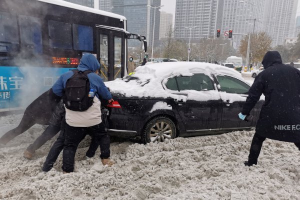 沈阳轻轨雪地趴窝，乘客协力推车，目前该列车恢复运行了吗？
