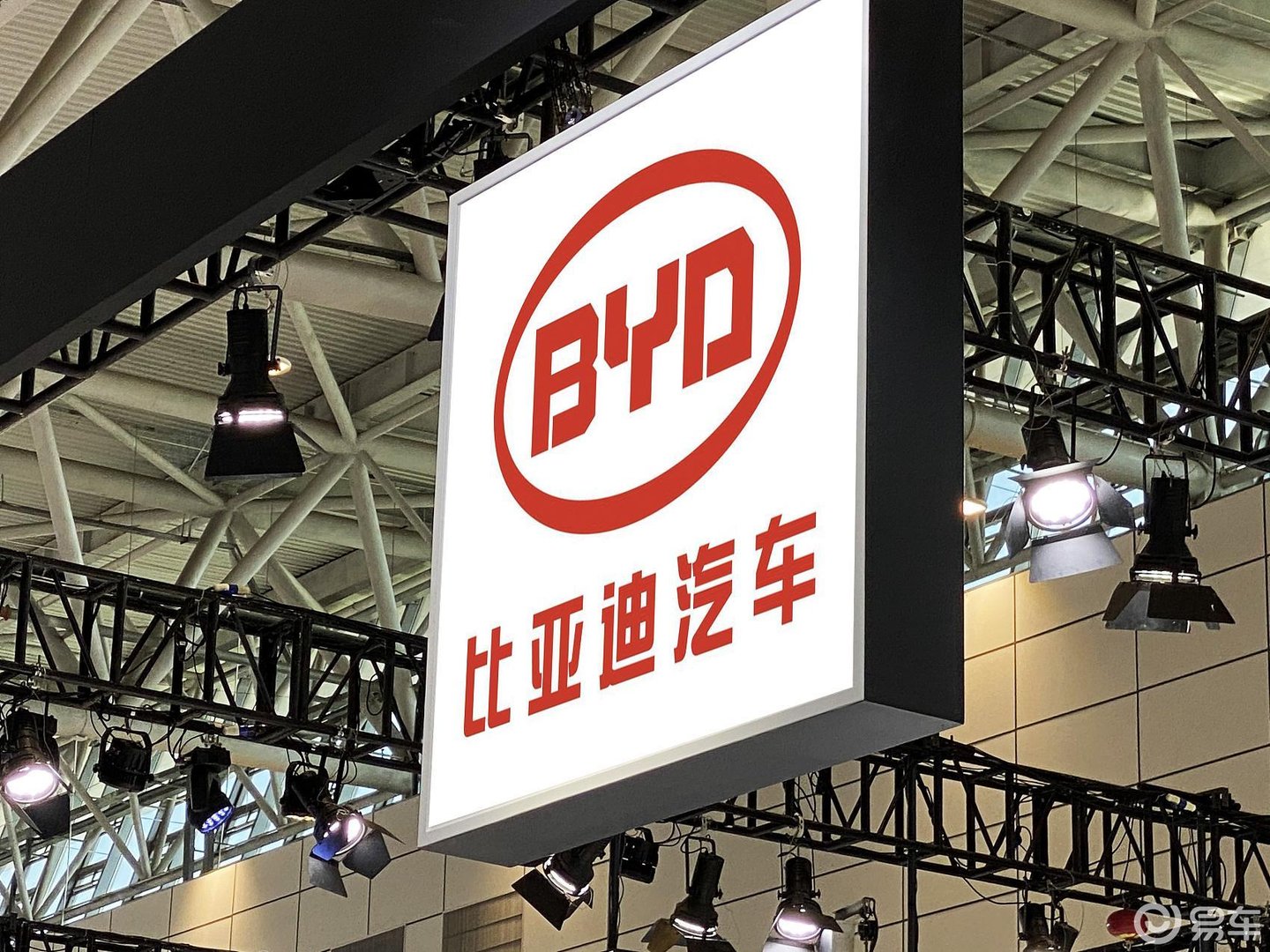 阻止宾利车主打人的律师被比亚迪奖励20万，律师：我还房贷