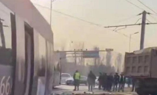 沈阳大货车与轻轨相撞，此起事故会如何划分责任？