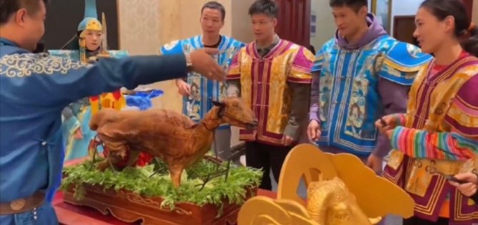 苏炳添在内蒙古吃烤全羊，内蒙的烤全羊好吃吗？