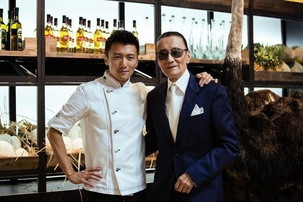 最近传出谢霆锋的大儿子越长越像陈冠希，难道真的不是亲生的吗？