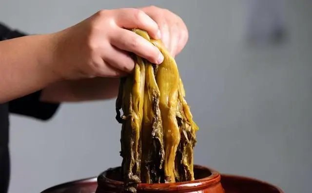 土坑酸菜后遗症出现了，波及13万人，他们赖以生存的生计该如何走上正轨？