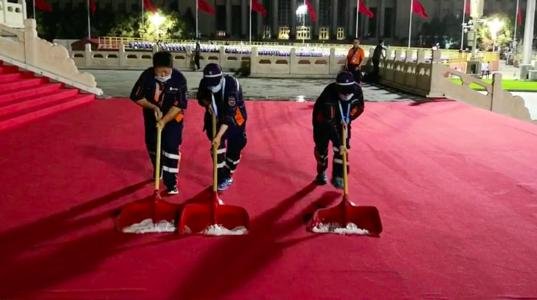 300多名环卫工连夜清理广场红毯积水，你有被这一幕触动到吗？