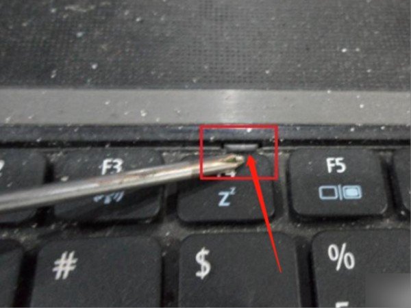 联想g480怎么打开后盖？