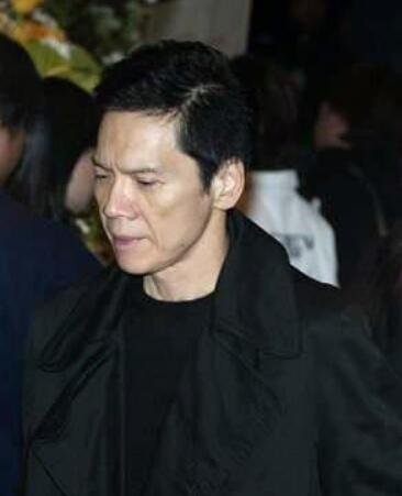 20年前不顾一切扇了向华强两巴掌的人究竟是谁？有何背景？