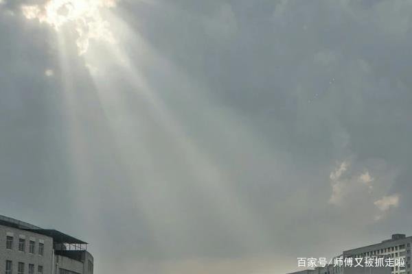 济南上空出现了一片耀眼的散射光，你知道这就是丁达尔效应吗？