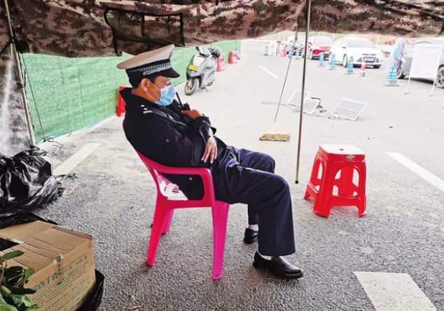 见义勇为！保安被男子锁喉，3名路人上前制止，袭击者到底有何目的？