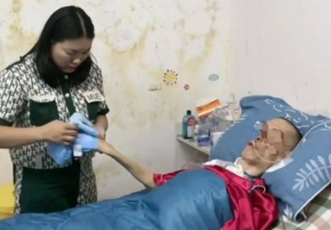 女儿病床旁给父亲跳舞，母亲：她想唤醒植物人爸爸！其父到底经历了什么？