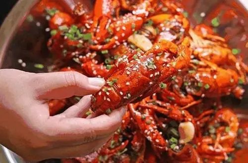 男子在烧烤店吃小龙虾突然活了一只，没有煮熟的小龙虾可以吃吗？