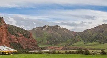 昂赛乡被誉为“雪豹之乡”，这个地方有什么特点？