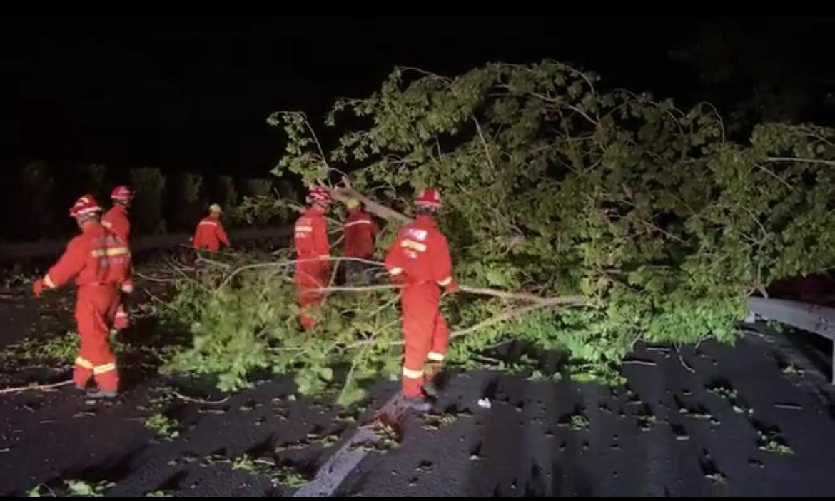 江苏大风吹动飞机原地转圈，这刮的是多少级风？