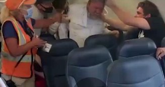 对于老人拒绝戴口罩遭乘客围殴，乘客的做法是否太过极端？