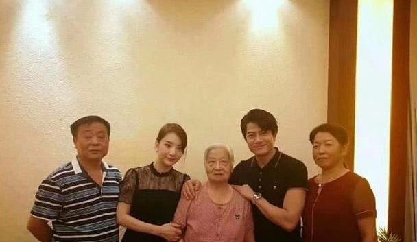 方媛很漂亮，有少女清纯感，那她的父母状态如何？