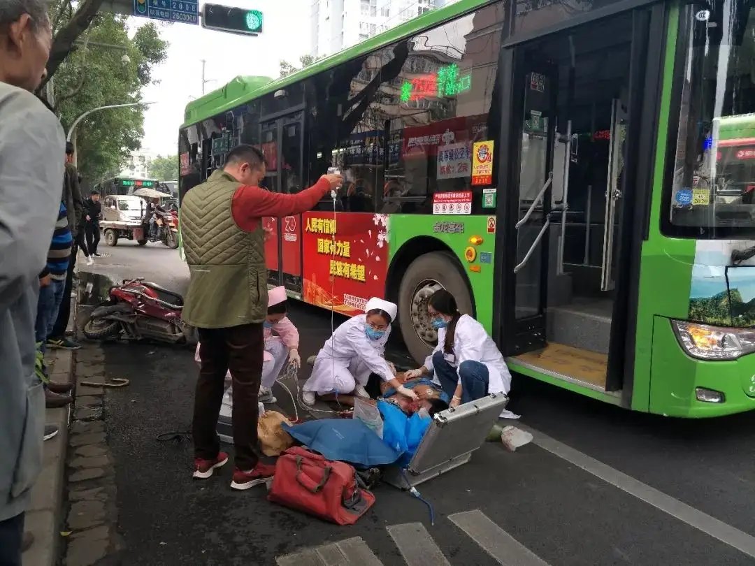 湖北一大巴司机突然昏迷，大妈一脚刹车救了一车人，你遇到这种事会怎么做？