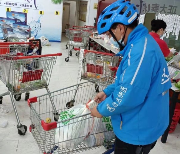 上海奶粉骑士1天奔波400公里送货，他们的安全该如何得到保障？