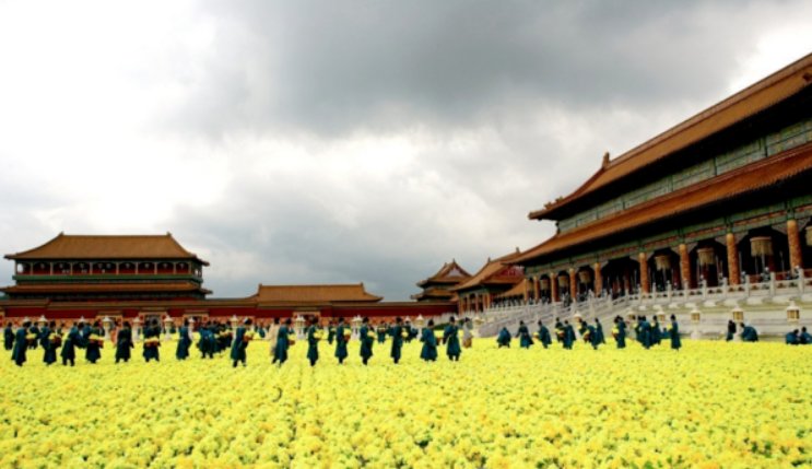 “冲天香阵透长安,满城尽带黄金甲。”是什么意思?